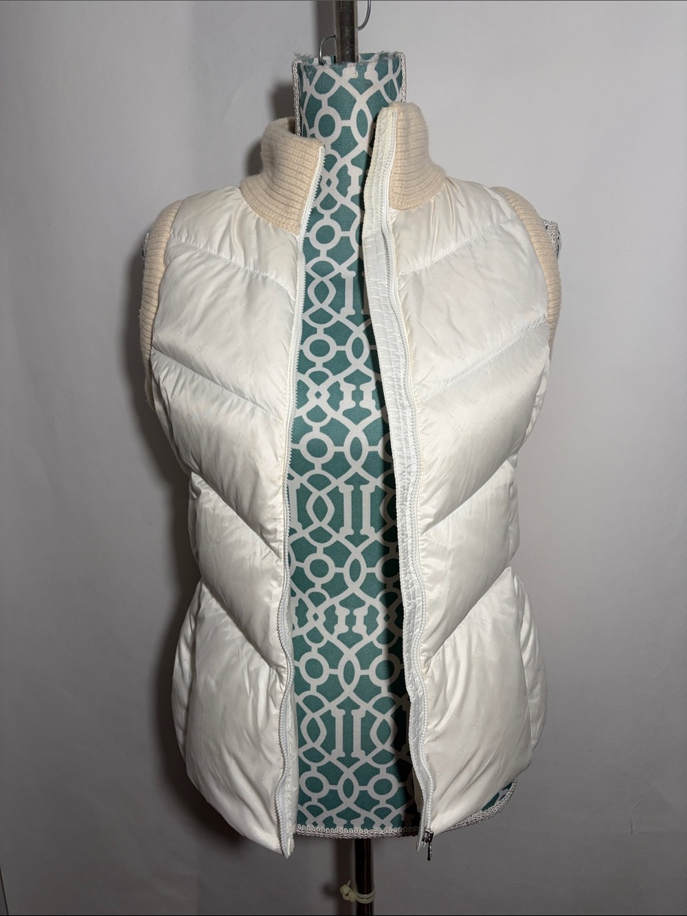 Bogner Vest Size 38 or Medium Wool Cashmere Down Filled Puffer Vest Ivory